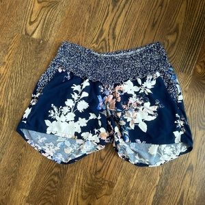 POCKETS Maternity shorts small
